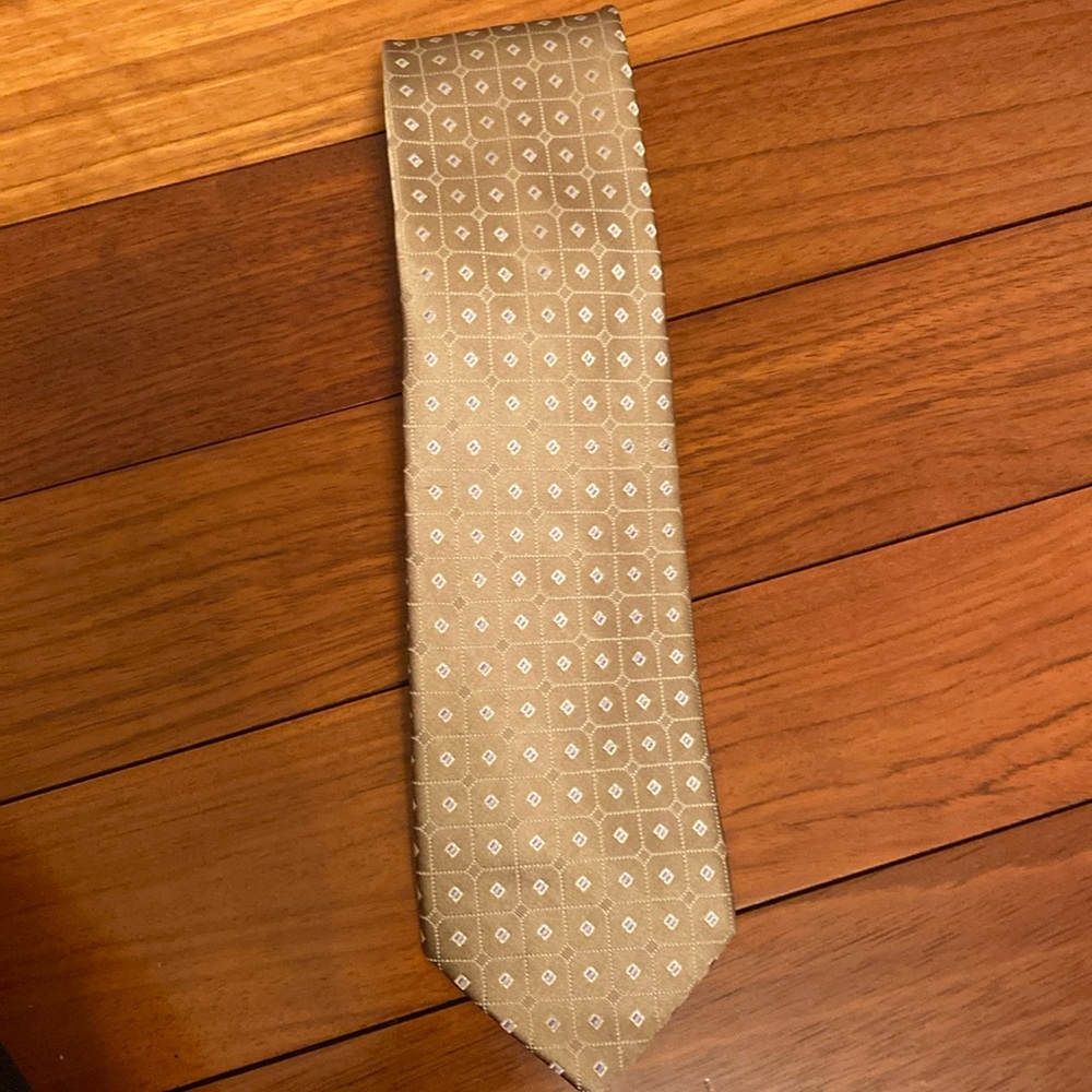 Neiman Marcus Men’s Geometric 100%silk tie